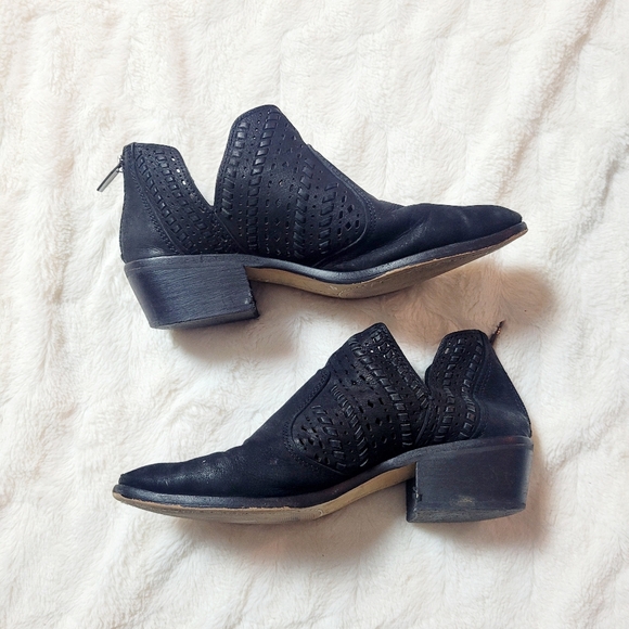 Vince Camuto | Prasanta Boot - Picture 2 of 5